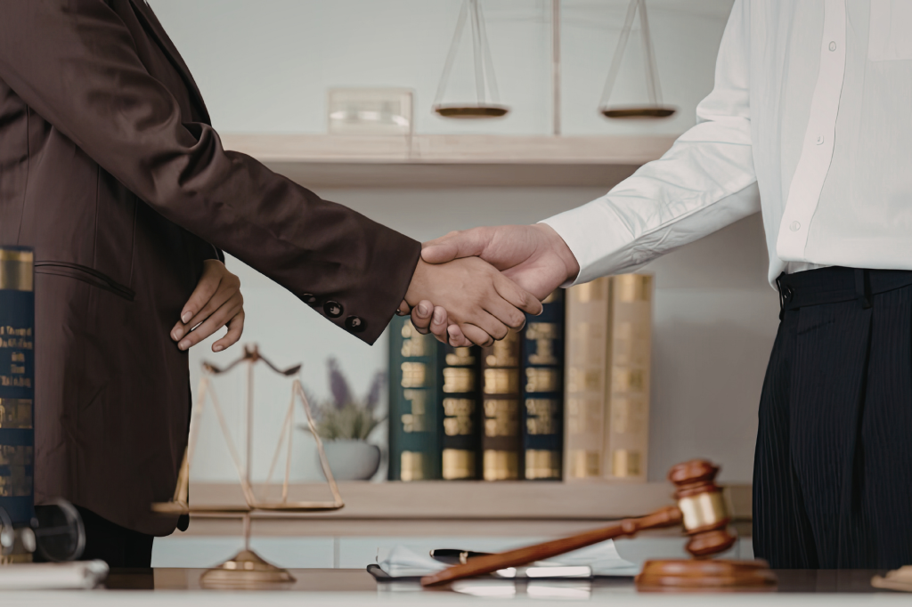 Primer plano de apretón de manos formal simbolizando acuerdo profesional